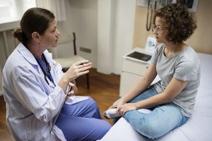 Female_doctor_talking_to_teen